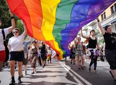 the swedish pronoun hen Sweden has recently introduced a gender-neutral pronoun, “hen,” allowing swedes an option beyond male and female-marked pronouns. the swedish pronoun hen Sweden has recently introduced a gender-neutral pronoun, “hen,” allowing swedes an option beyond male and female-marked pronouns.
